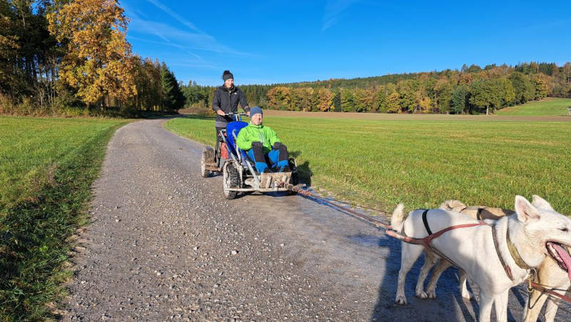 Gast f&auml;hrt im Trainingswagen mit